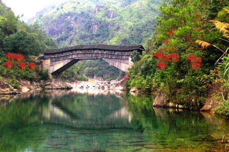 Cầu gỗ Dương Mỹ Châu có tuổi thọ 1.000 năm tuổi đã được xây dựng từ triều nhà Minh.