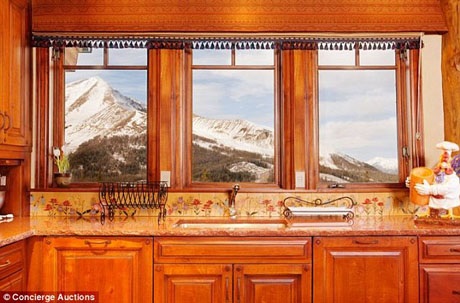 Khu nghỉ dưỡng siêu sang cho giới siêu giàu dịp Giáng sinh - 9 Phòng bếp đầy đủ tiện nghi, thiết kế đầy nghệ thuật.