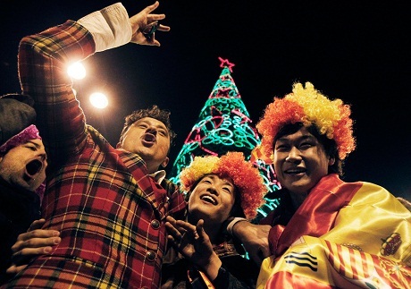 Thế giới đón năm mới tưng bừng qua ảnh - 12 Người dân nhảy múa trên đường phố Madrid, Tây Ban Nha.