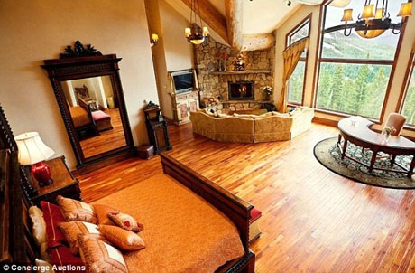 Khu nghỉ dưỡng siêu sang cho giới siêu giàu dịp Giáng sinh - 11 Phòng ngủ với lò sưởi được xây bằng đá và những cửa sổ lớn để bao quát toàn cảnh bên ngoài.