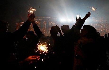 Thế giới đón năm mới tưng bừng qua ảnh - 13 Người dân tụ tập trên Quảng trường Đỏ ở thủ đô Moscow, Nga.