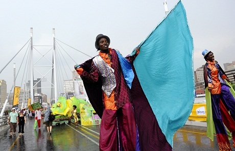 Thế giới đón năm mới tưng bừng qua ảnh - 15 Các nghệ sĩ đang biểu diễn trong lễ hội carnival trên đường phố Johannesburg của Nam Phi.