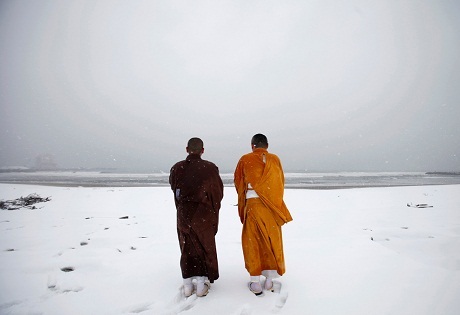 Những người đàn ông xếp hàng mua bánh mì ở thành phố Al Qusayr, miền tây Syria.