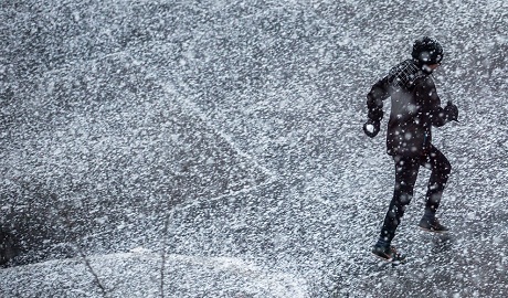 Đức: Một cậu bé háo hức nắm trong tay quả bóng tuyết nhỏ mà cậu vừa nặn xong.