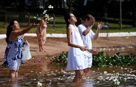 Thế giới đón năm mới tưng bừng qua ảnh - 16 Các nghệ sĩ đang biểu diễn trong lễ hội carnival trên đường phố Johannesburg của Nam Phi.