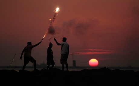 Thế giới đón năm mới tưng bừng qua ảnh - 17 Các nghệ sĩ đang biểu diễn trong lễ hội carnival trên đường phố Johannesburg của Nam Phi.