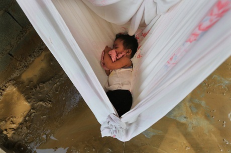 Kể chuyện năm 2012 qua ảnh! (Kỳ 2) - 18 Những tín đồ Thiên Chúa giáo cầu nguyện trước bức tường của nhà thờ đá Bet Medhane Alem ở Ethiopia.