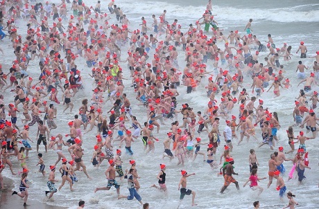 Thế giới đón năm mới tưng bừng qua ảnh - 19 Các nghệ sĩ đang biểu diễn trong lễ hội carnival trên đường phố Johannesburg của Nam Phi.