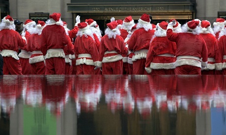Những công nhân đang bơm hơi vào bộ râu của ông già Noel tại New York, Mỹ.