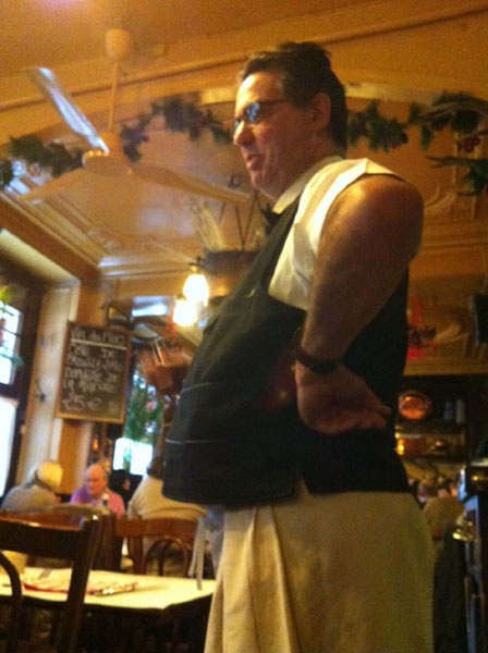 Ông bồi bàn khó tính của tôi tại nhà hàng trên đảo St. Louis (Ảnh chụp trưa 21/12/2012)