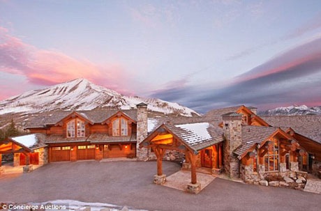 Khu nghỉ dưỡng siêu sang cho giới siêu giàu dịp Giáng sinh - 2 Khu biệt thự xây bằng gỗ mộc có tổng cộng 8 phòng ngủ và 12 phòng tắm.