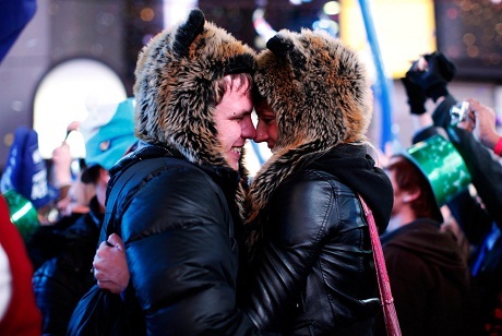 Thế giới đón năm mới tưng bừng qua ảnh - 2 Hai thanh niên hôn nhau trên quảng trường Times, thành phố New York.