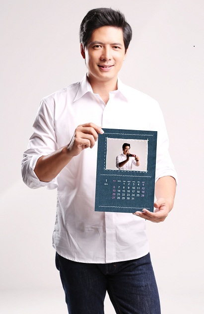 Bình Minh “khoe” bộ lịch năm mới, tác phẩm của cả gia đình với máy in tại gia