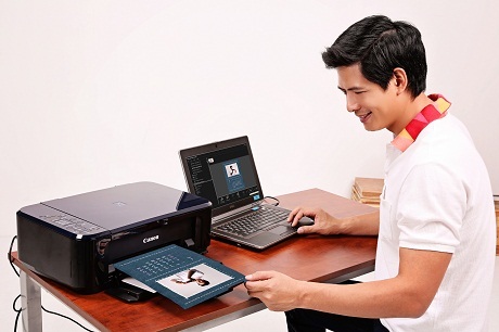 Bình Minh “khoe” bộ lịch năm mới, tác phẩm của cả gia đình với máy in tại gia