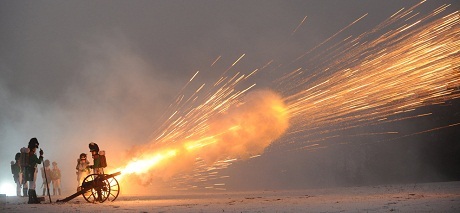 Thế giới đón năm mới tưng bừng qua ảnh - 3 Hai thanh niên hôn nhau trên quảng trường Times, thành phố New York.