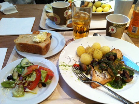 Ông bồi bàn khó tính của tôi tại nhà hàng trên đảo St. Louis (Ảnh chụp trưa 21/12/2012)