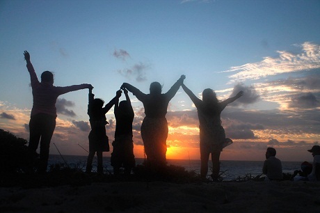 Thế giới đón năm mới tưng bừng qua ảnh - 4 Hai thanh niên hôn nhau trên quảng trường Times, thành phố New York.