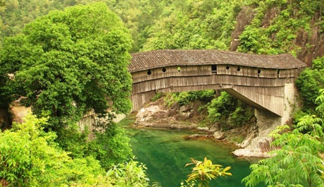 Cầu gỗ Dương Mỹ Châu có tuổi thọ 1.000 năm tuổi đã được xây dựng từ triều nhà Minh.