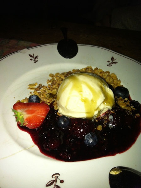 Ông bồi bàn khó tính của tôi tại nhà hàng trên đảo St. Louis (Ảnh chụp trưa 21/12/2012)