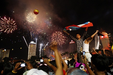 Thế giới đón năm mới tưng bừng qua ảnh - 5 Người dân Malaysia mừng năm mới trên Quảng trường Độc lập ở Thủ đô Kuala Lumpur, Malaysia.