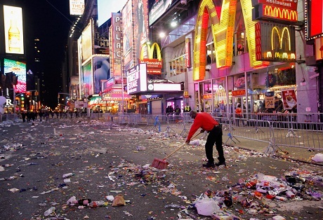 Thế giới đón năm mới tưng bừng qua ảnh - 6 Người dân Malaysia mừng năm mới trên Quảng trường Độc lập ở Thủ đô Kuala Lumpur, Malaysia.