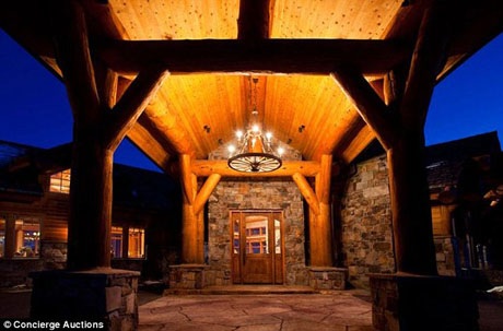 Khu nghỉ dưỡng siêu sang cho giới siêu giàu dịp Giáng sinh - 5 Khu biệt thự xây bằng gỗ mộc có tổng cộng 8 phòng ngủ và 12 phòng tắm.