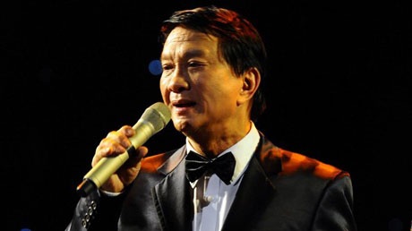 Ca sĩ Duy Quang trên sân khấu quê nhà năm 2010 - Ảnh: T.T.D.