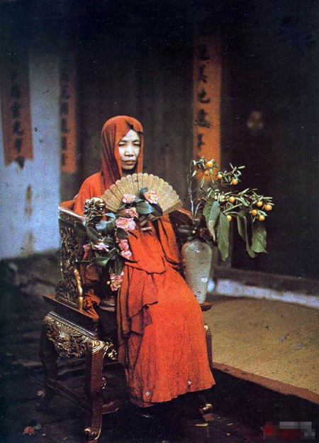 Vẻ đẹp Việt Nam xưa trong những tấm ảnh màu quý giá - 15 Bà đồng (1915)