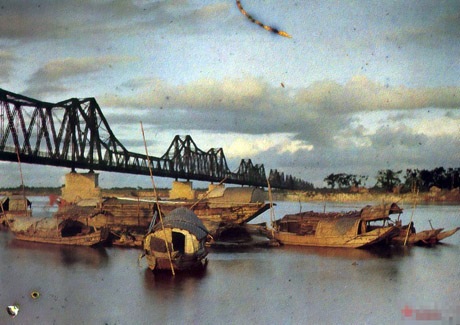 Vẻ đẹp Việt Nam xưa trong những tấm ảnh màu quý giá - 5 Cầu Paul Dummer (Long Biên), Hà Nội (1915)