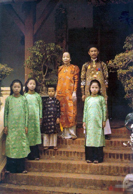 Vẻ đẹp Việt Nam xưa trong những tấm ảnh màu quý giá - 9 Quan Thống sứ Bắc kỳ bên người vợ và 4 người con (1915)