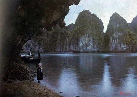 Vẻ đẹp Việt Nam xưa trong những tấm ảnh màu quý giá - 19 Vịnh Hạ Long (1915)