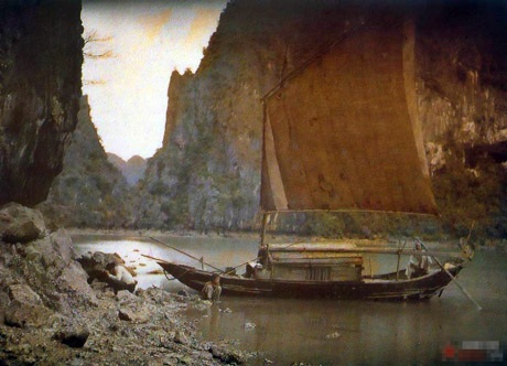 Vẻ đẹp Việt Nam xưa trong những tấm ảnh màu quý giá - 18 Vịnh Hạ Long (1916)