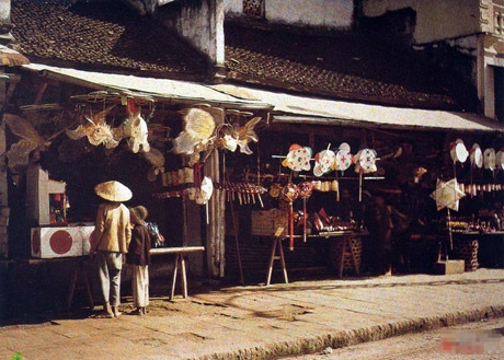 Vẻ đẹp Việt Nam xưa trong những tấm ảnh màu quý giá - 4 Phố Hàng Gai, Hà Nội (1915)