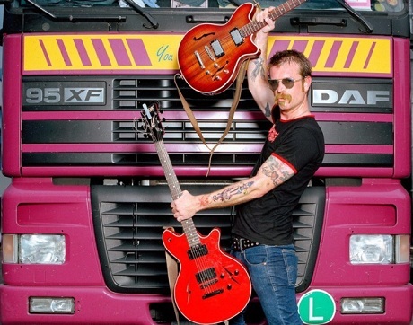 Hình ảnh nghệ sỹ phía sau cánh gà sân khấu - 9 Jesse Hughes của nhóm Eagles of Death Metal
