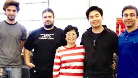 Chàng trai Việt thành danh ở Google - 1 Nguyễn Thành Nhân (thứ hai, phải sang) cùng mẹ và các cộng sự ở Google. Ảnh: Nhân vật cung cấp.