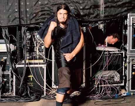 Hình ảnh nghệ sỹ phía sau cánh gà sân khấu - 2 Robert Trujillo của nhóm Metallica vẫn rất “sung”