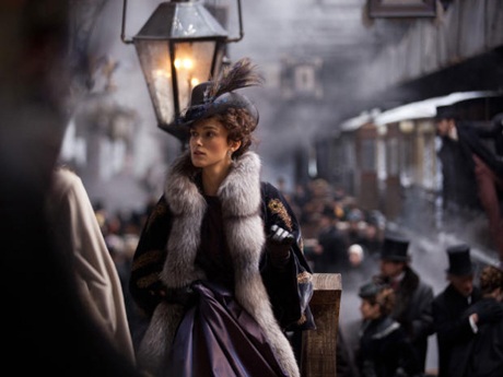 Ngắm những bộ phục trang lộng lẫy nhất được đề cử Oscar - 13 Julia Roberts (Hoàng hậu Clementianna) và Lily Collins (nàng Bạch Tuyết)