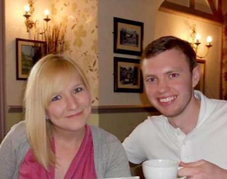 Thành viên nhóm Take That giúp "fan" cầu hôn bạn gái trên sân khấu - 2 Cặp đôi Paul Cody và Caroline Davy