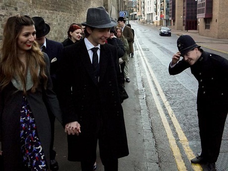 Người xem gặp nhau ở một địa điểm bí mật được gửi tới cho họ bằng email