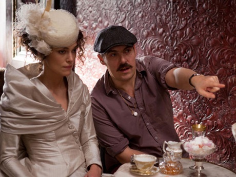 Ngắm những bộ phục trang lộng lẫy nhất được đề cử Oscar - 12 Julia Roberts (Hoàng hậu Clementianna) và Lily Collins (nàng Bạch Tuyết)