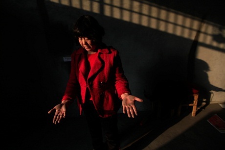 Hình ảnh khói bụi giăng kín Trung Quốc - 9 Xe cộ đi lại chậm chạp trong ngày đầy sương mù và khói bụi ở thành phố Hợp Phì, tỉnh An Huy.