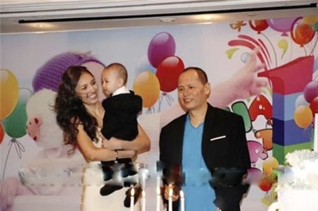 Ông Nguyễn Quang Minh cùng vợ và con trai.