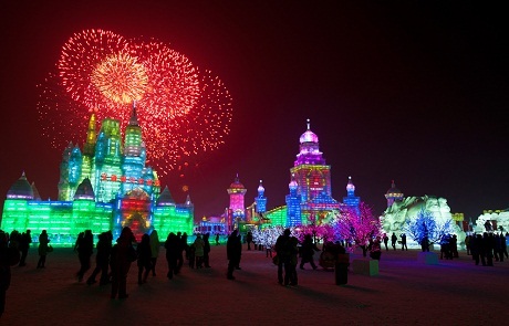 Kỳ ảo những tác phẩm làm từ băng tuyết - 10 Pháo hoa trên bầu trời Cáp Nhĩ Tân