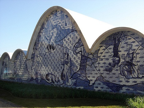 Nhà thờ nằm bên hồ Pampulha, thành phố Belo Horizonte do Niemeyer thiết kế.