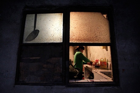 Hình ảnh khói bụi giăng kín Trung Quốc - 10 Xe cộ đi lại chậm chạp trong ngày đầy sương mù và khói bụi ở thành phố Hợp Phì, tỉnh An Huy.