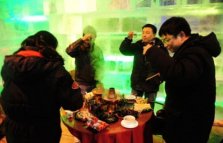 Kỳ ảo những tác phẩm làm từ băng tuyết - 11 Khách tham quan tranh thủ làm ấm người với quán ăn cũng được xây dựng bằng băng tuyết