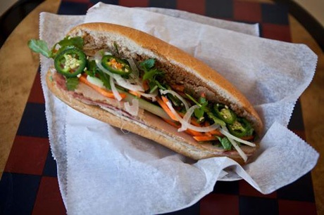 Bánh mì "kiểu" Việt Nam đắt khách ở trời Tây - 2 Bánh mì Việt Nam đắt khách nơi trời Tây