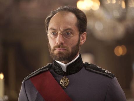 Ngắm những bộ phục trang lộng lẫy nhất được đề cử Oscar - 17 Aaron Taylor-Johnson (vai Vronsky) và Keira Knightley (vai Anna) trong dạ hội khiêu vũ.