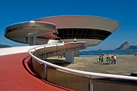 Viện bảo tàng Oscar Niemeyer nằm tại thành phố Curitibal được coi là một công trình của tương lai.