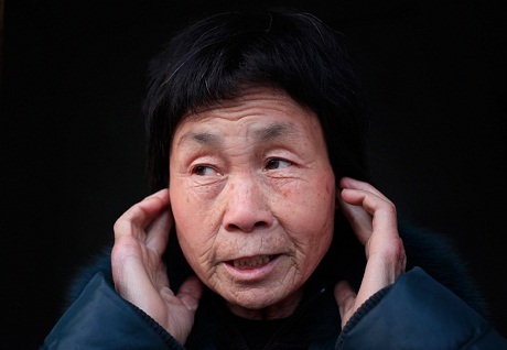 Hình ảnh khói bụi giăng kín Trung Quốc - 11 Xe cộ đi lại chậm chạp trong ngày đầy sương mù và khói bụi ở thành phố Hợp Phì, tỉnh An Huy.